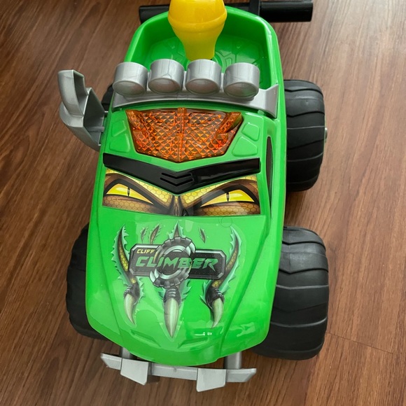 Max Tow Truck Cliff Climber Vehicle by Jakks Pacific Climb and Conquer Green - Picture 2 of 6